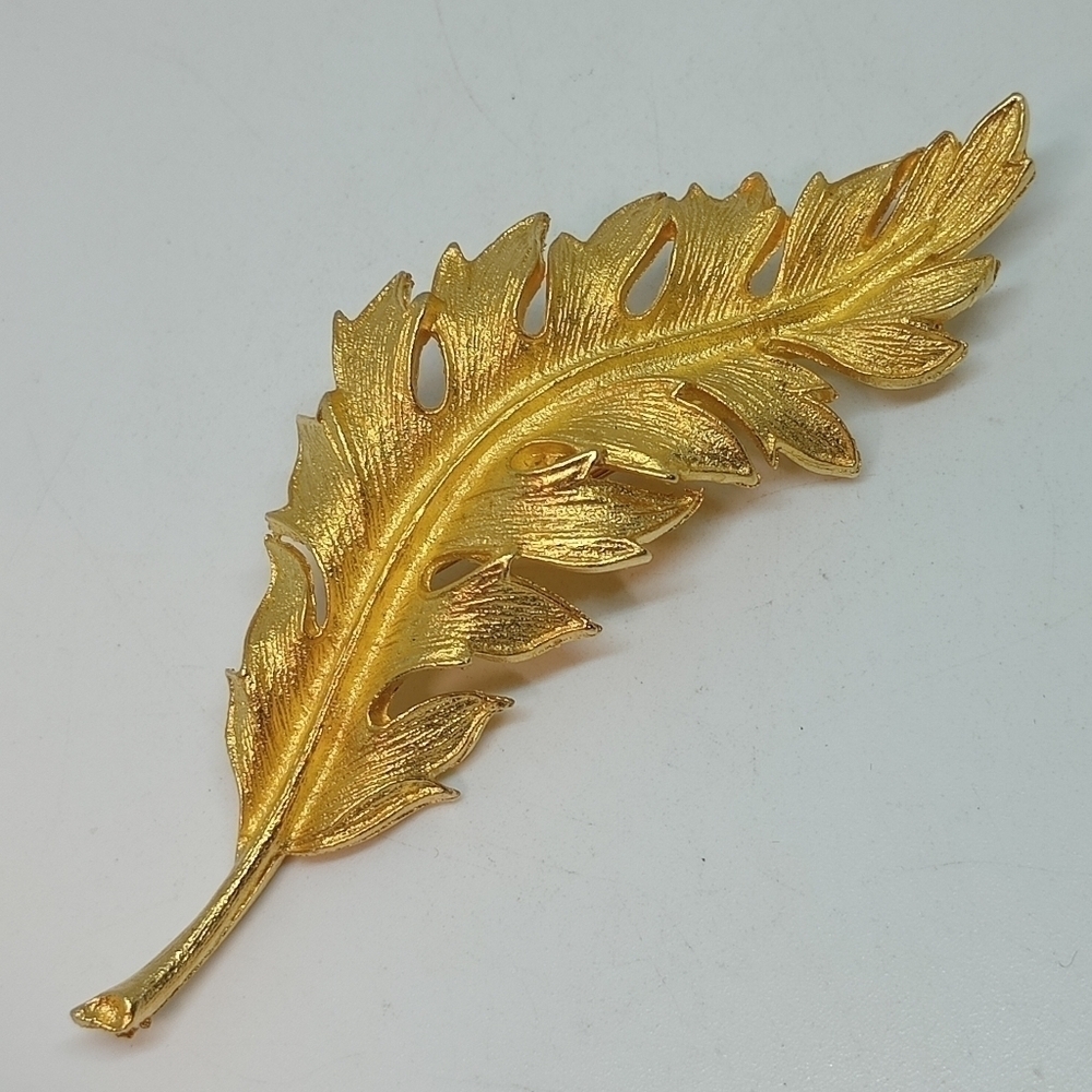 * vintage signed Coro gold tone fern plant leaf pin brooch